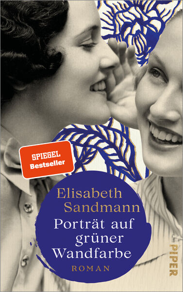 elisabeth-sandmann-liest-aus-portrat-auf-gruner-wandfarbe